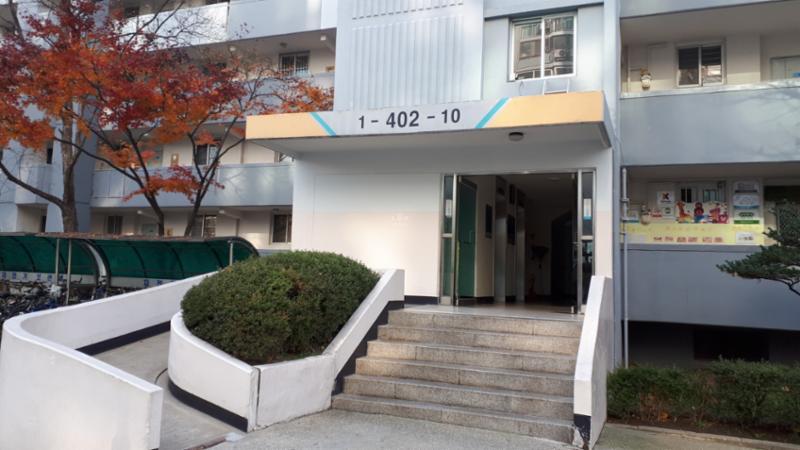 계단과 경사로가 존재해 유모차, 자전거, 휠체어의 이동이 수월한 402동 현관 입구에요