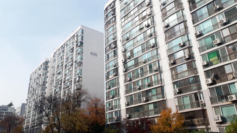 심플한 외관 디자인으로 품격 있고 고급스러움이 느껴지는 단지 외관입니다