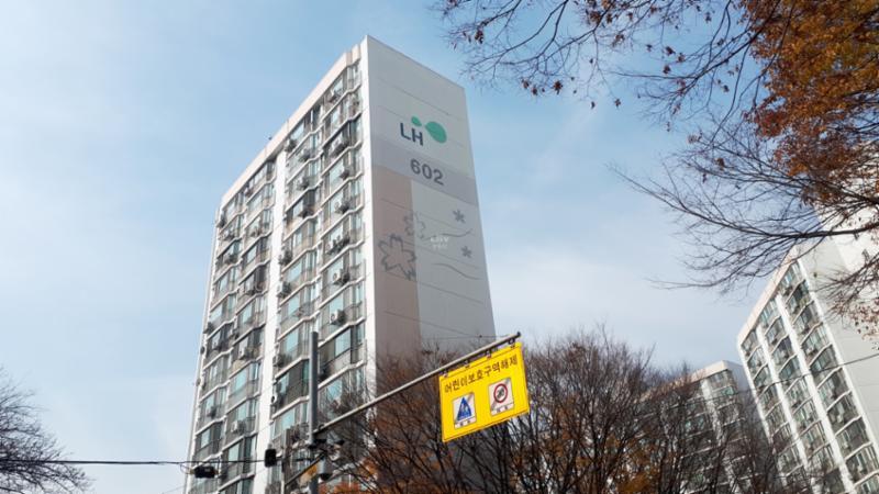 1990년도에 입주한 단지이지만 단지 내부나 외관이 깔끔하게 관리된 모습이에요