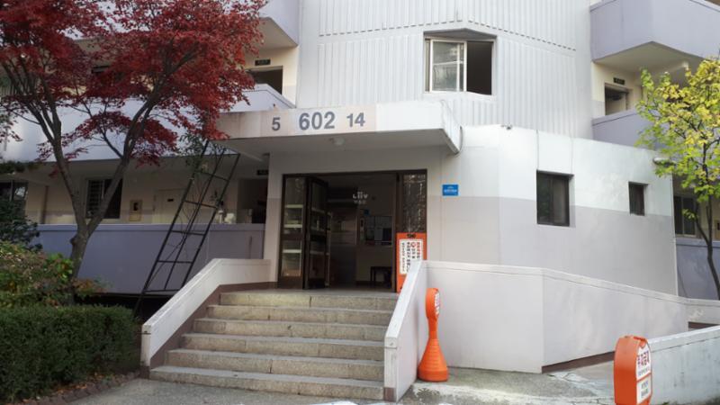 경비초소가 각 동마다 마련되어 있어 입주민들의 안전을 배려한 602동 1층 공동현관이에요