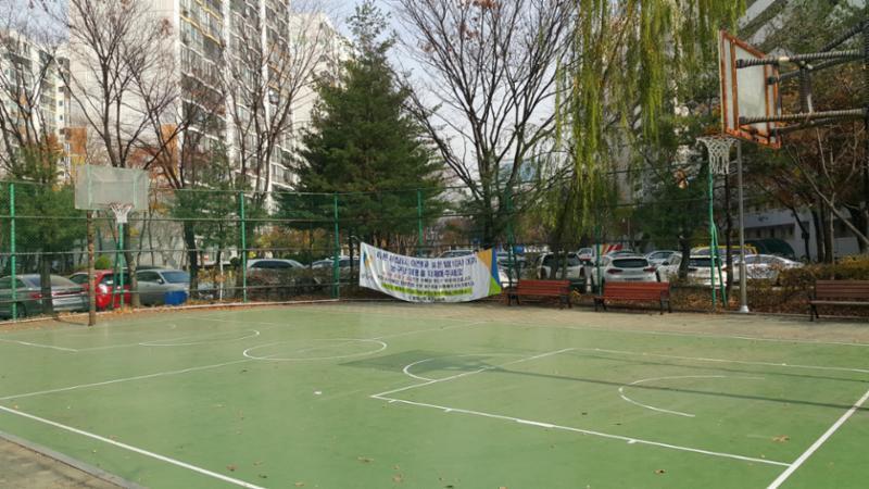 인조잔디가 깔려 있는 운동시설이에요