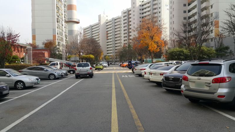 단지를 관통하여 이어져 있는 단지 내 도로에요