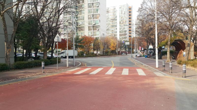 보행자들의 안전을 배려해 횡단보도가 있는 주공10단지 정문이에요