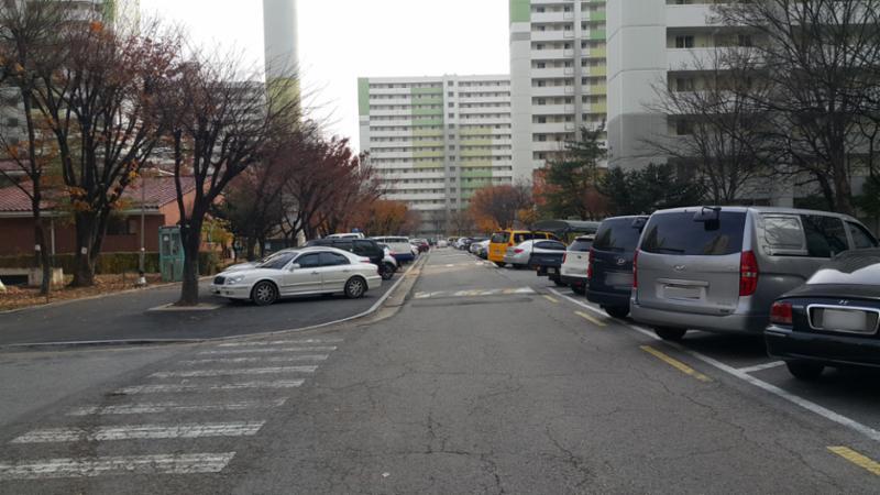 단지 내 현관으로 바로 연결되는 도로에요