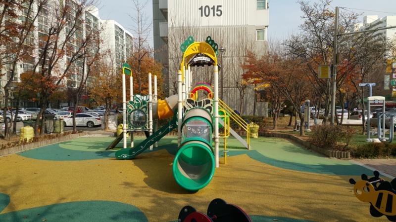 단지 내에 위치한 어린이놀이터 모습이에요