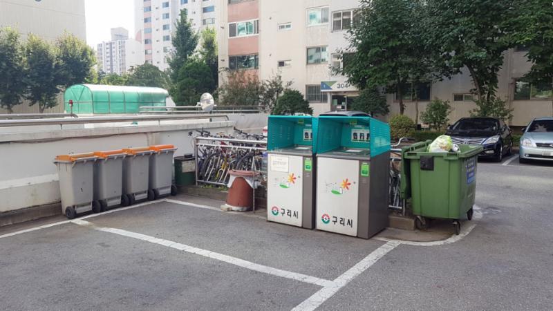 지하주차장 쪽에 위치한 분리수거장이에요