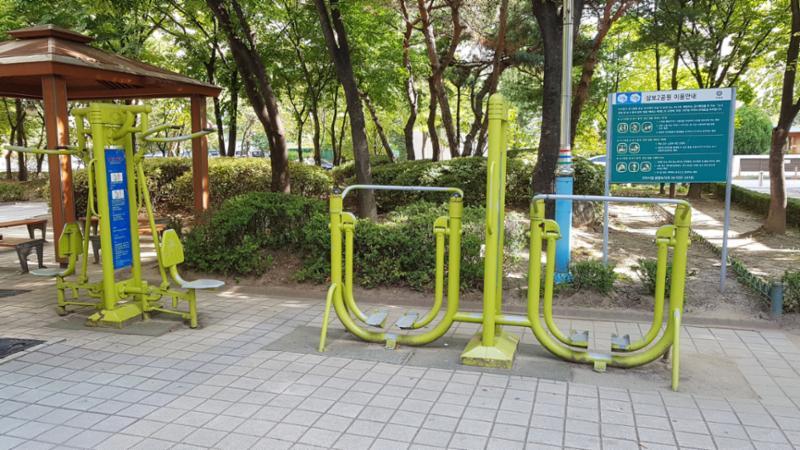 단지 내에 있는 삼보2공원 안에 위치해 있는 운동시설이에요