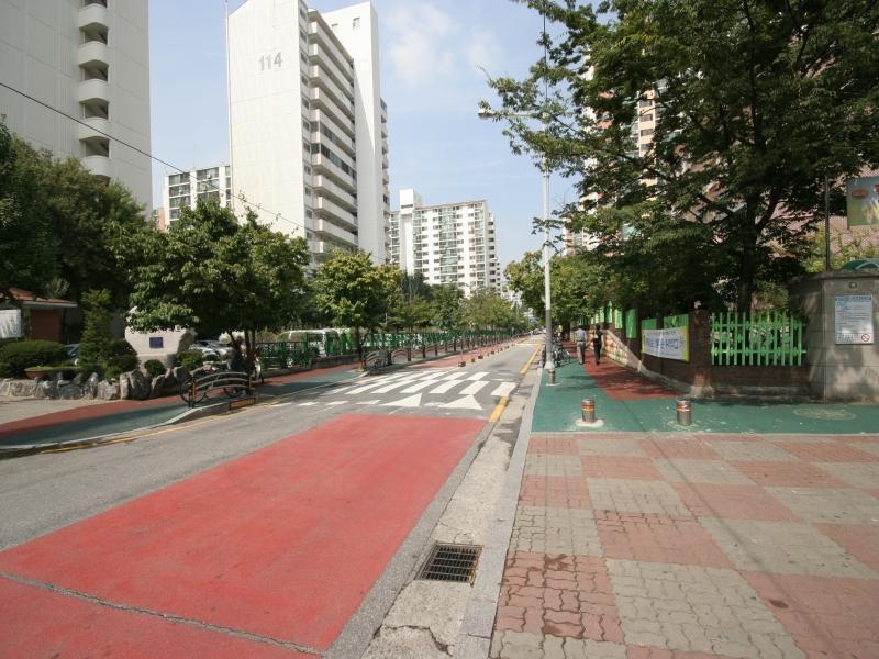 정문앞도로