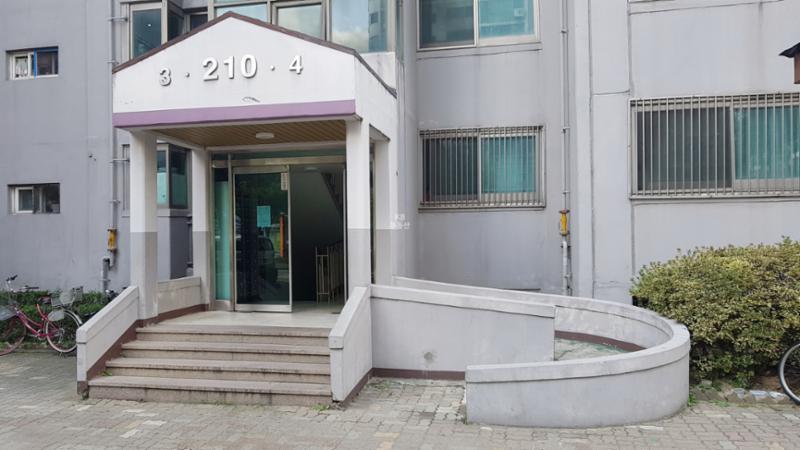 인창2단지주공아파트 공동현관이에요