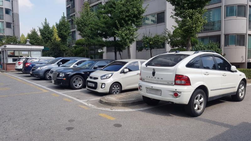 인창2단지주공아파트의 지상주차장입니다