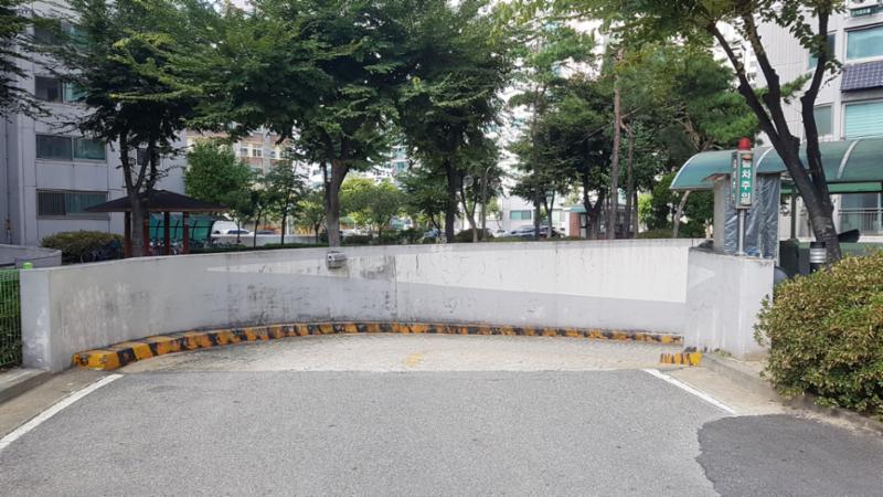 단지 내 주차장 출입구이고요