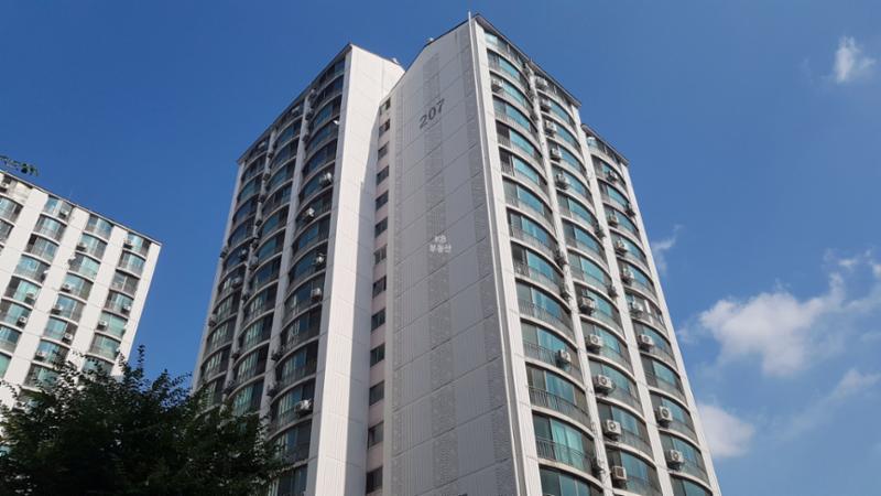 1997년 7월에 지어진 단지이지만 보기와는 다르게 전체적으로 세련되고 양호하게 관리된 단지 외관이에요