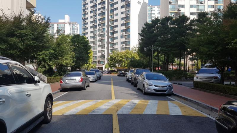 단지를 관통하여 이어져 있는 단지 내 도로입니다