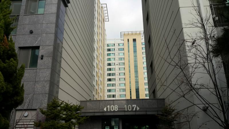 고급스러운 107, 108동 현관 입구에요