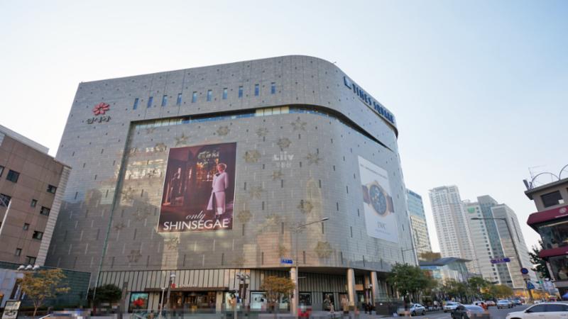 영등포역 교차로에 있는 신세계백화점 영등포점 입니다