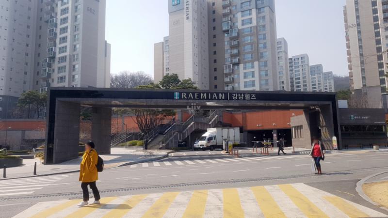 고급스러운 문주가 돋보이는 단지 정문이에요
