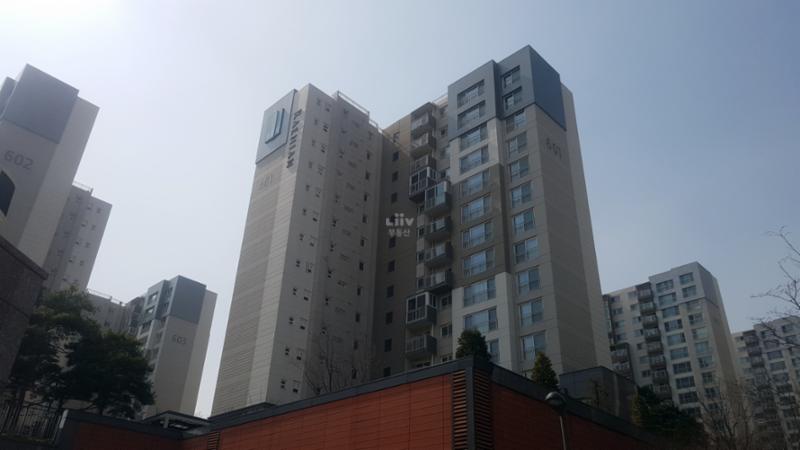 차별화된 분위기로 단지의 품격을 한층 더 높이는 래미안강남힐즈 단지 전경모습이에요