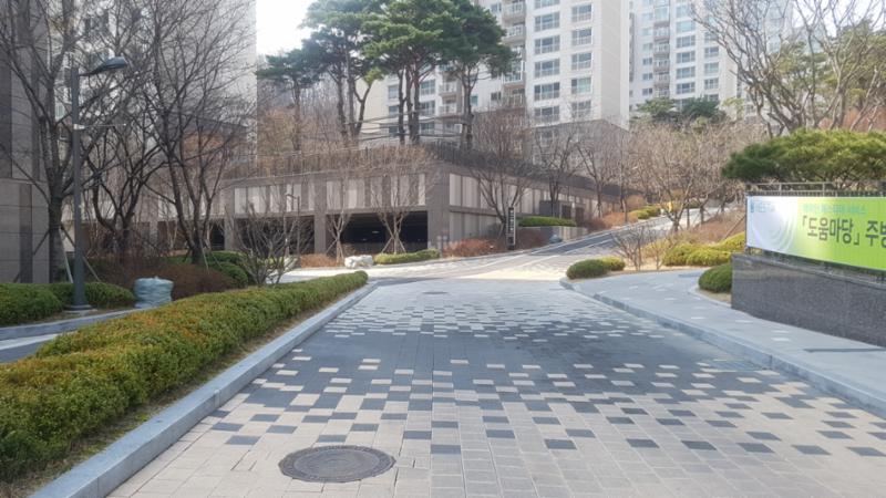 단지를 따라 걸으며 자연을 느낄 수 있는 쾌적한 단지 내 보행로구요