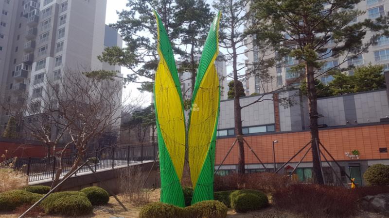 단지 내 독특한 조형물이 설치되어 있는 모습이에요