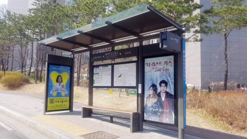 단지 앞에 버스정류장이 위치하고 있어, 이용이 편리하고 다수의 노선이 존재해 출퇴근시 이용이 매우 용이합니다