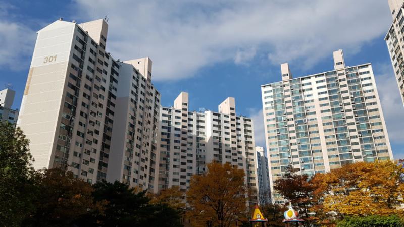 1997년 7월에 지어진 단지인 만큼 부분적으로 연식이 느껴지지만 전체적으로 양호하게 관리된 단지 외관이에요