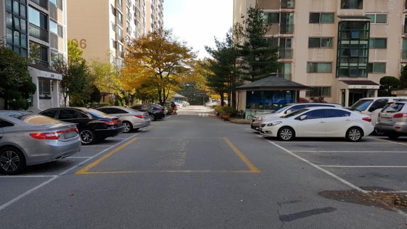 경사진 곳 없이 평평한 보행로를 갖추고 있어요