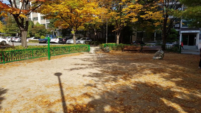 단지 내 입주민들의 건강을 생각한 체육시설로 배드민턴장, 축구장, 농구장, 탁구장 등 다양한 운동을 즐기실 수 있어요
