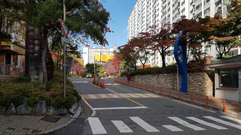 입구 초입에 경비초소와 차량 출입기가 설치되어 있어 외부차량의 통제가 가능해 보안이 우수한 단지에요