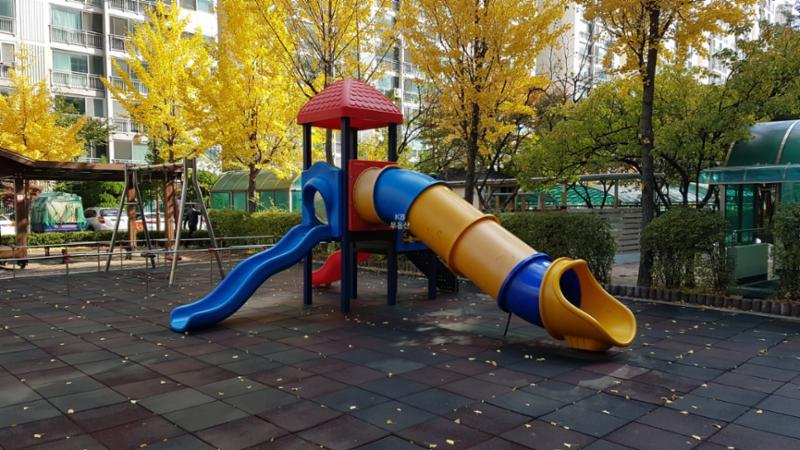 고무바닥재를 사용하여 아이들이 안전하게 뛰어놀 수 있는 어린이 놀이터에요
