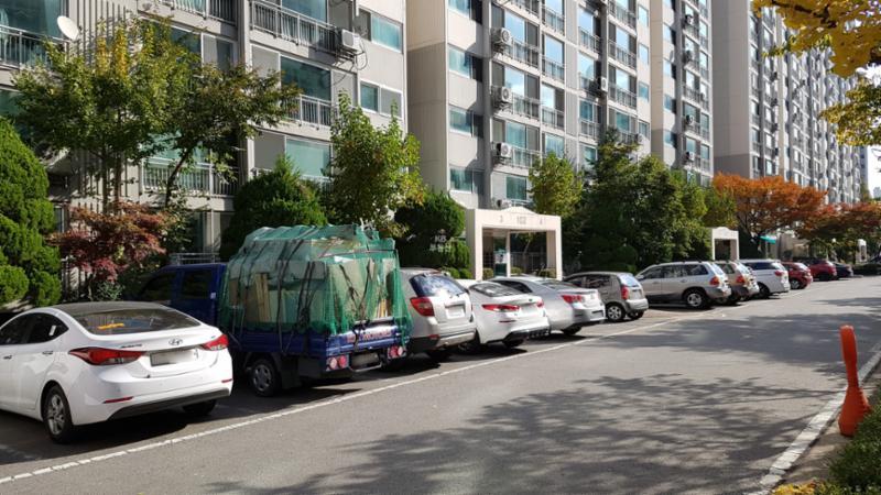 총 1,359대를 주차할 수 있는 지상 주차공간이 마련되어 있어요