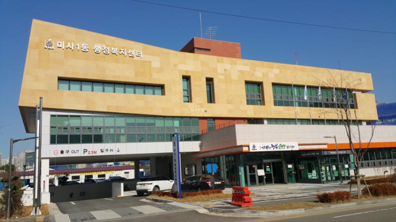 단지 주변으로 주민센터가 가까이에 위치해 있어 멀리 나가지 않고도 동사무소에서의 다양한 업무를 쉽게 이용할 수 있습니다