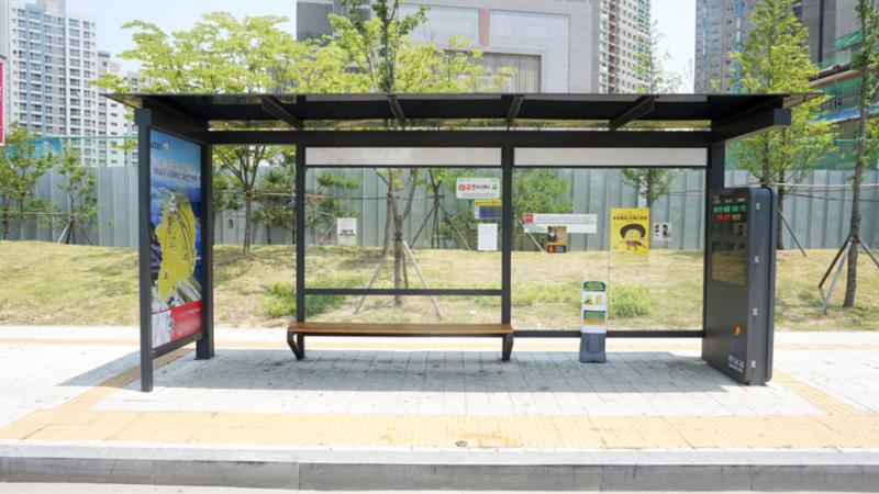 단지 인근에 위치한 버스정류장 모습입니다