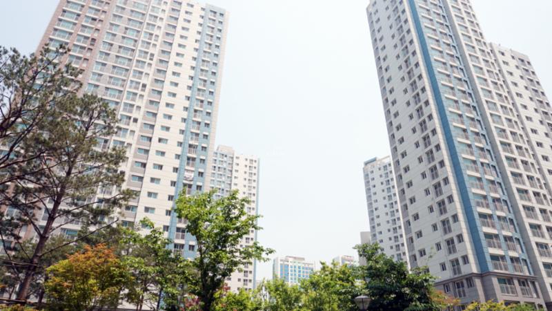 칼라 포인트를 준 외관 디자인으로 특별하고 고급스러움이 느껴지는 단지 모습이에요