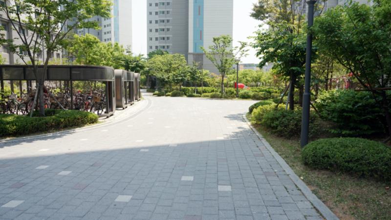 단지 내 보행로 모습이에요