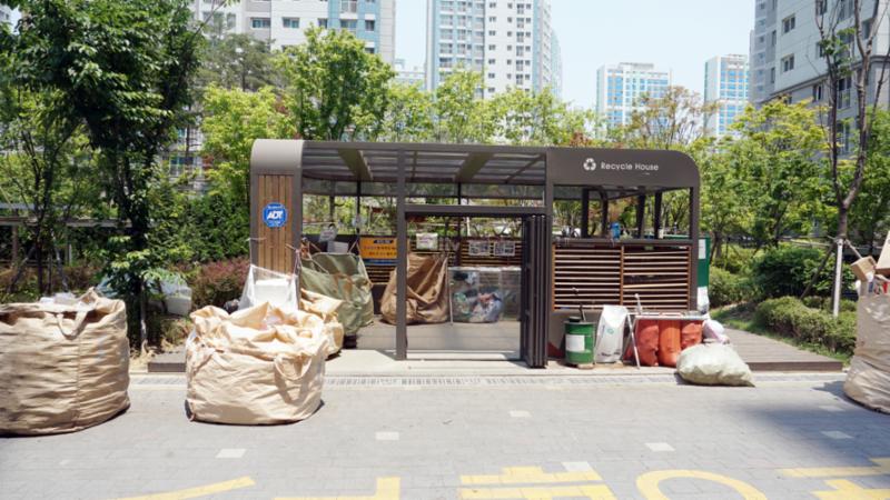 단지 내 분리수거함이에요
