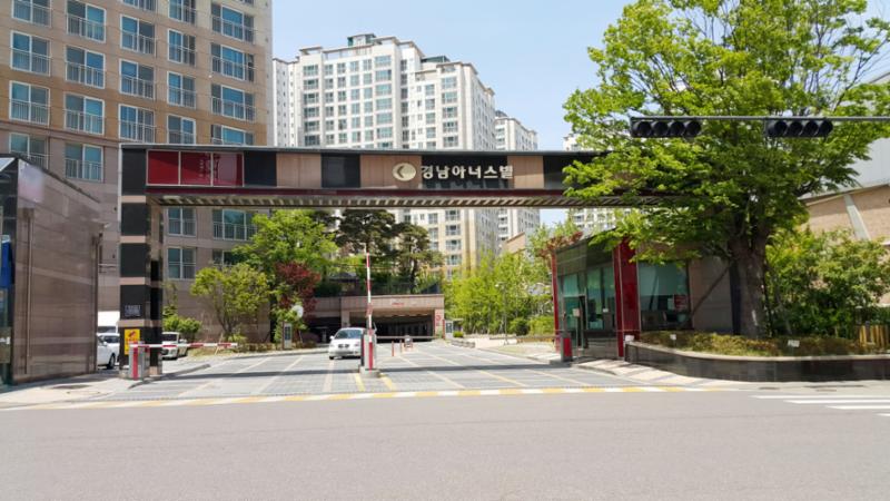 멋스러운 대형 문주가 돋보이는 단지정문이에요