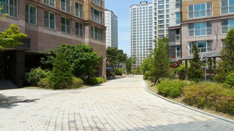 단지 내 보행로 겸 산책로에요