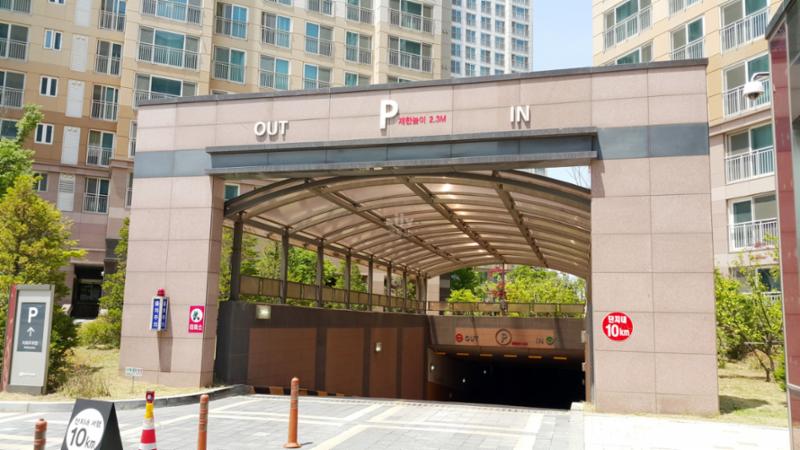 은여울마을경남아너스빌의 단지 내 지하주차장 출입구에요