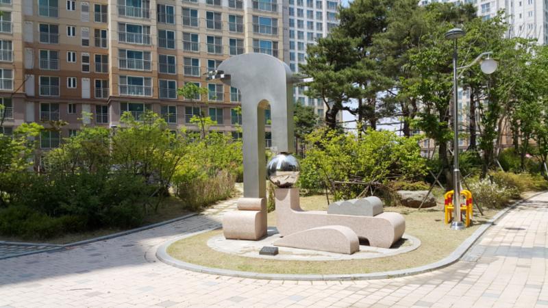 은여울마을경남아너스빌 단지 내 조성된 독특한 디자인의 조형물이에요