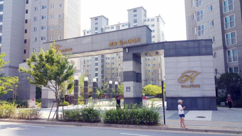 단지의 이미지를 높여주고 아파트 가치를 드높여 주는 멋스러운 대형 문주가 마련된 정문이에요