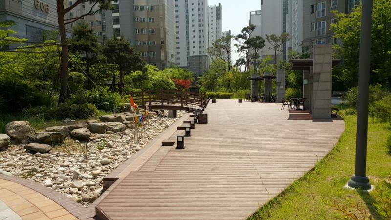단지 내 미니공원을 조성하여 주민들의 만족도가 높아요