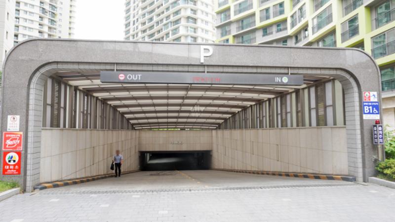 단지 내 주차장 출입구이고요