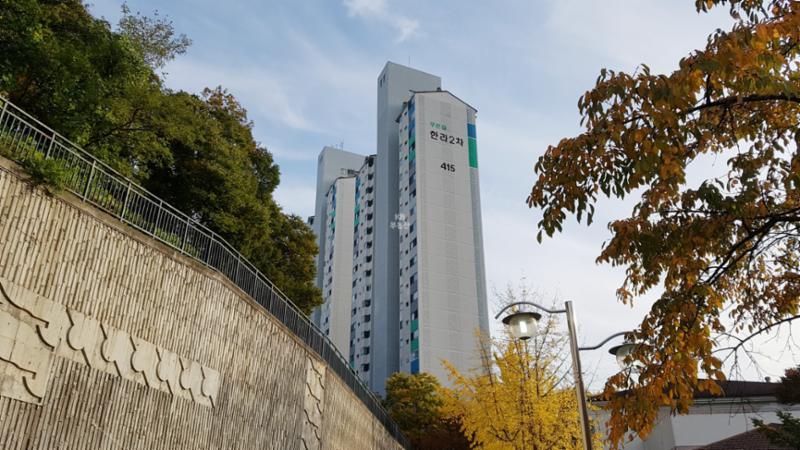 심플한 외관 디자인으로 품격 있고 고급스러움이 느껴지는 단지 외관입니다