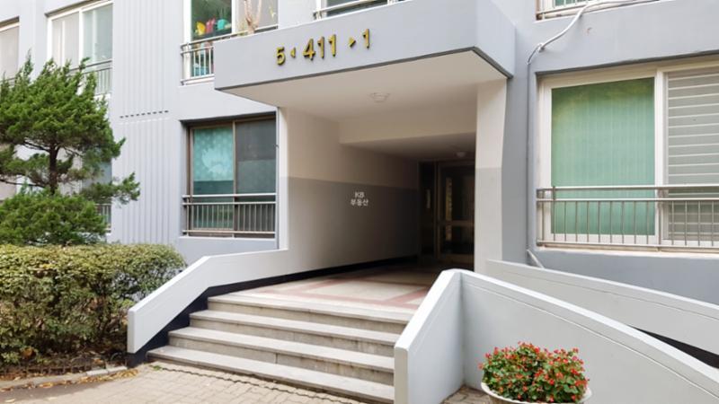 계단과 경사로가 함께 있어 유모차, 자전거, 휠체어 등 이용이 편리한 공동현관 입구에요