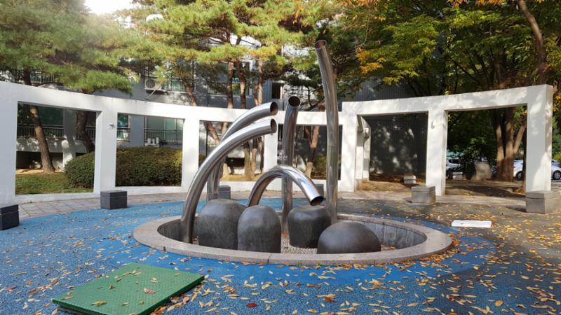 독특한 디자인의 단지 내 조경시설물이 설치되어 있어요