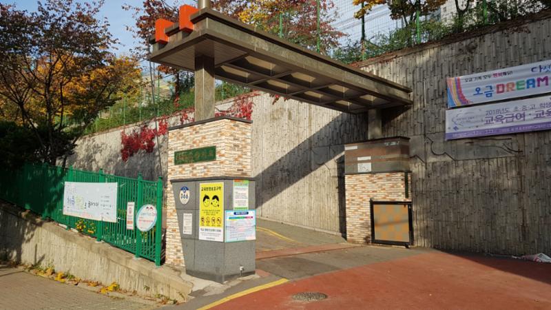 단지 주변 배정 학교인 오금초등학교입니다