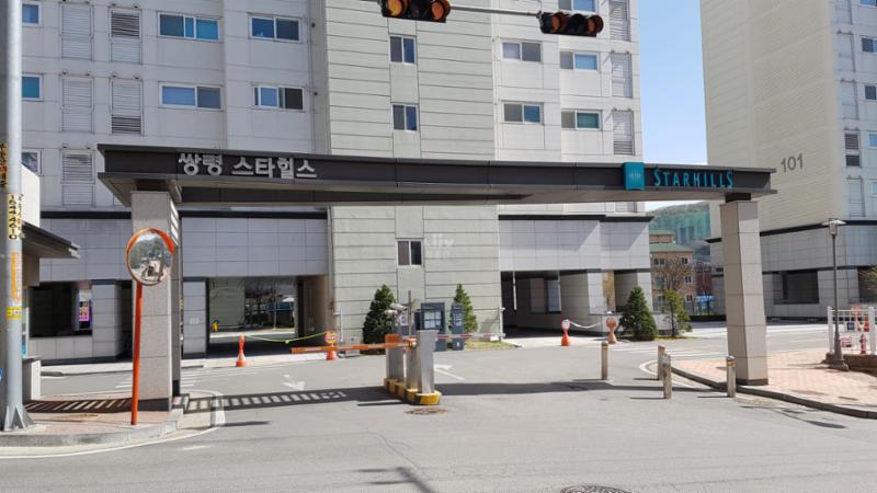 주차장으로 바로 들어갈 수 있는 단지정문이에요
