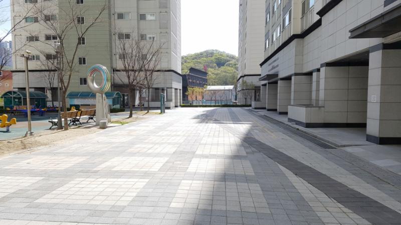 차로 와 보행로가 나누어져 있어 차량이 다니지 않는 안전한 보행로고요