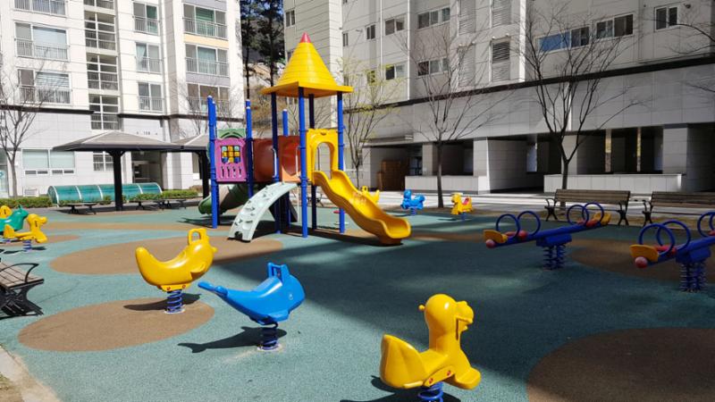 안전 바닥재 사용으로 아이들이 더 안전하게 뛰어놀 수 있고 먼지 없는 쾌적한 놀이터에요