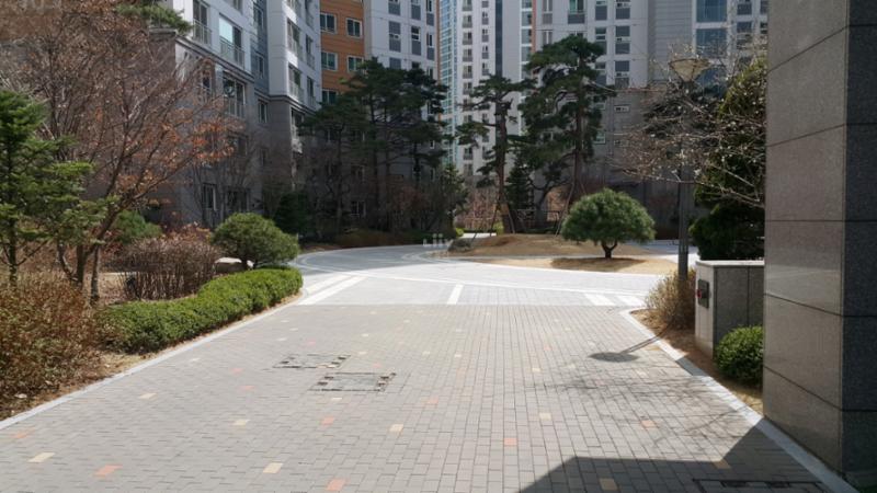 e편한세상마포리버파크 단지 내 도로 모습이에요
